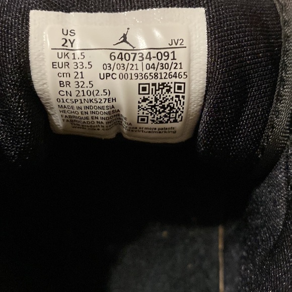 Boys youth size 2 Nike Air Jordan 1 Mid PS Triple Black. -very good condition - Picture 5 of 5